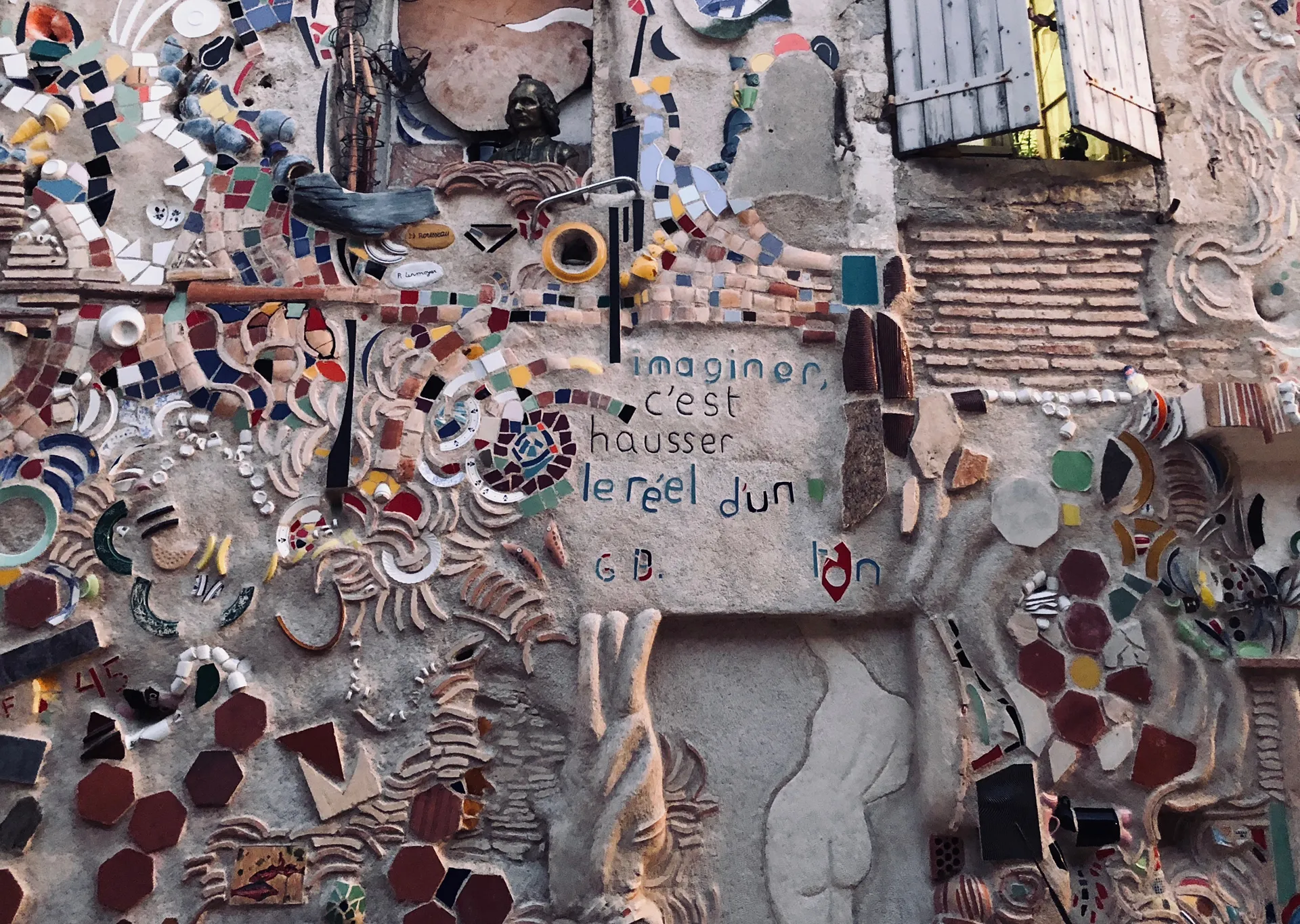 Mur en mosaïque : « Imaginer c’est hausser le réel d’un ton »